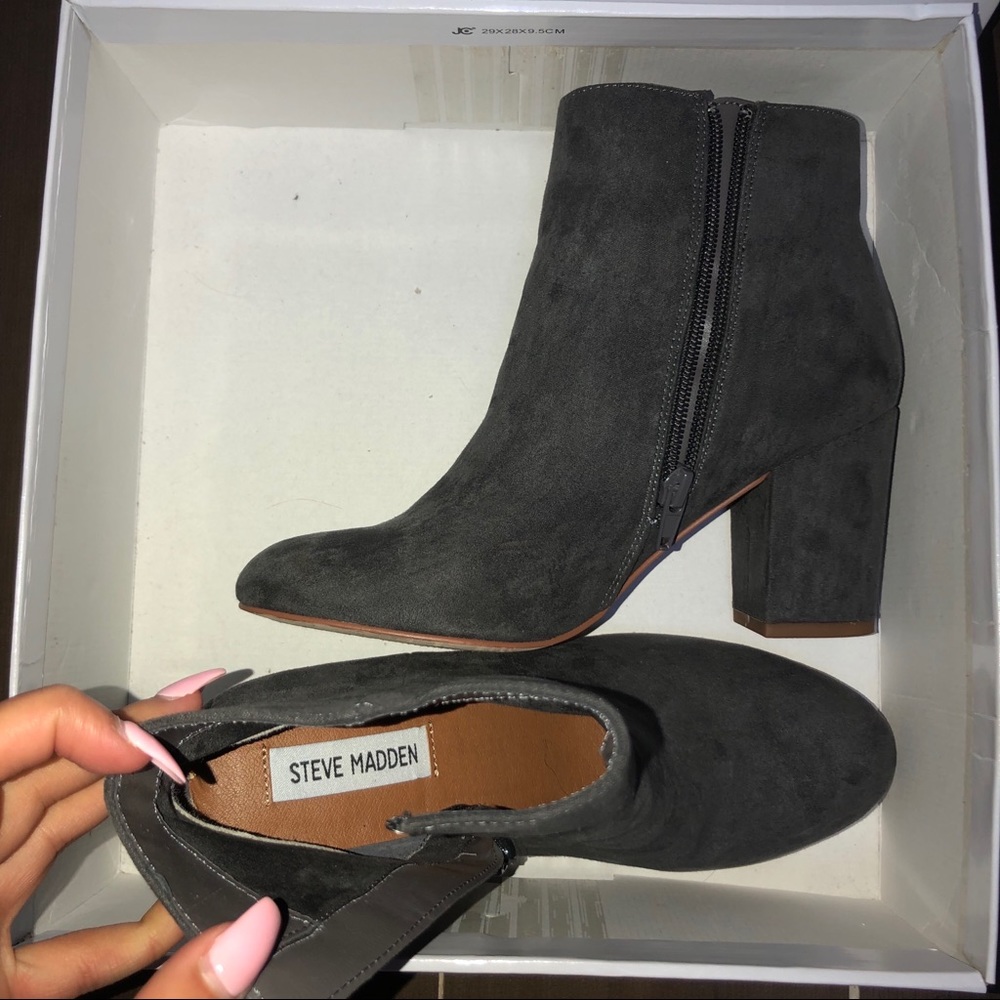 STEVE MADDEN: Grey Suede Critic Booties - Picture 3 of 7